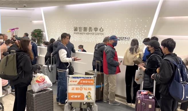 大批旅客等候船位。（于家麒攝）