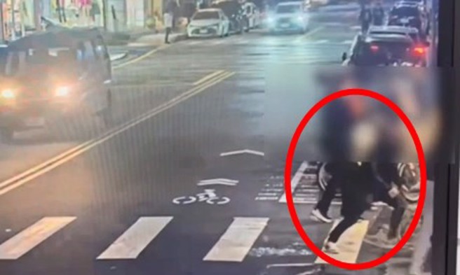 超哥的林姓店员在现场趁乱出脚踢Toyz，被监视器拍下。（翻摄画面）