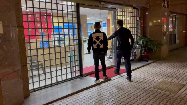 涉嫌人林男至派出所说明案情。（翻摄画面）