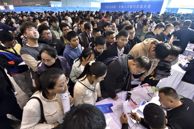 中國國家統計局恢復發布16~24歲青年失業率上次於去年6月公布失業率大幅減少了1/4以上。統計局坦承，他們改變了失業計算方式。圖為大陸國企的求職人潮。（圖／新華社）