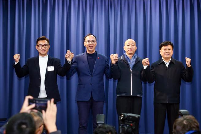 国民党今举行党主席与新科立委见面会，国民党立委傅昆萁(右起)、国民党不分区立委韩国瑜、国民党主席朱立伦、国民党立委江启臣于座谈会后牵手展现团结。（邓博仁摄）