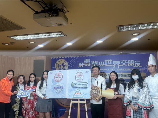 新北市教育局推動「2024年新北歐亞美洲國際航路」，徵選未來想走技職生涯的國中生與四項不同專業群科的高中生遠赴歐美日等地進行技職交流。（柯毓庭攝）