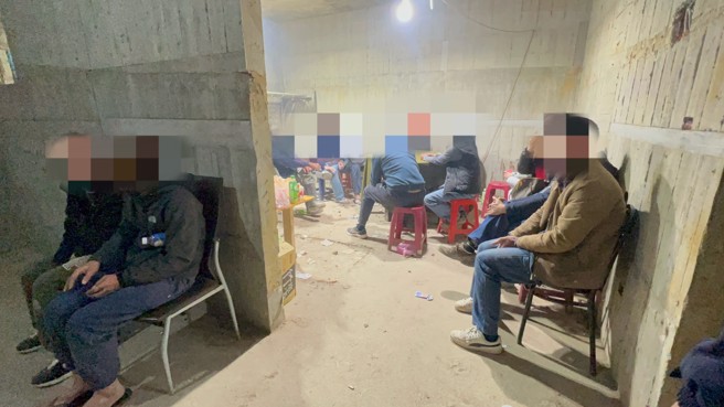 15名賭客躲在簡陋的工地玩天九牌，現場還提供飲料及食物讓賭客充飢。（圖／警方提供）