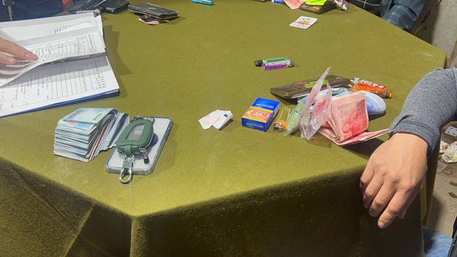 15名賭客躲在簡陋的工地玩天九牌，現場還提供飲料及食物讓賭客充飢。（圖／警方提供）