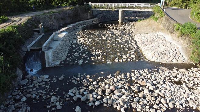 公司田溪埤島橋下游攔河堰敲除後，縱向生物廊道恢復，水流狀況良好。（新北市水利局提供／呂健豪新北傳真）