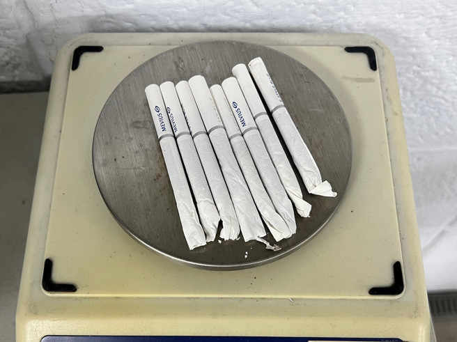 警方查扣證物摻有第三級毒品愷他命香菸8支。（圖／警方提供）