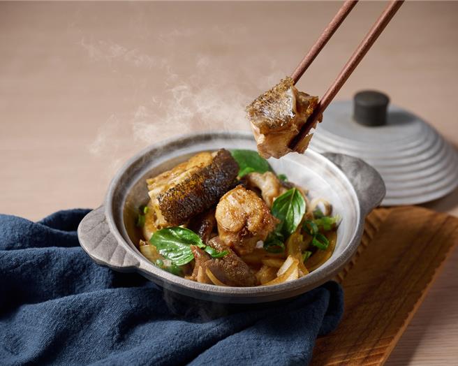 「就飨」招待人中之「龙」，生肖属龙或姓名中有「ㄌㄨㄥˊ」或「ㄖㄨㄥˊ」字音者，到店消费2客单人套餐，店家招待「酱烧龙胆石斑」1份。(王品集团提供)