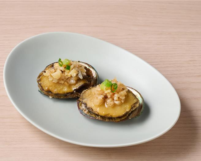 3月31日前，到「就飨」用餐，单笔消费满500元，可获得「王品疯美食APP」徽章1枚，集满2枚可换「蒜龙鲍鱼」1份。(王品集团提供)