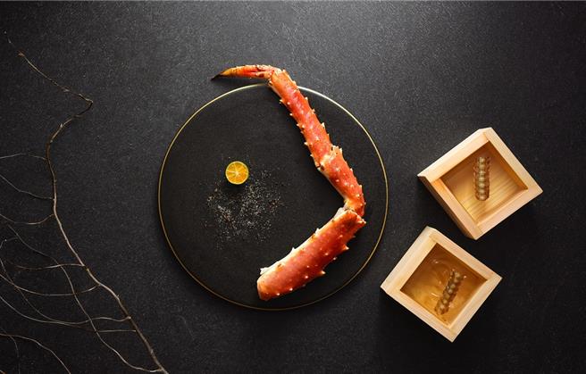 2月底前到「阪前」内用套餐，可用499元优惠价加购价值1200元的「极上帝王蟹脚与鱼骨烧清酒2杯」。(王品集团提供)