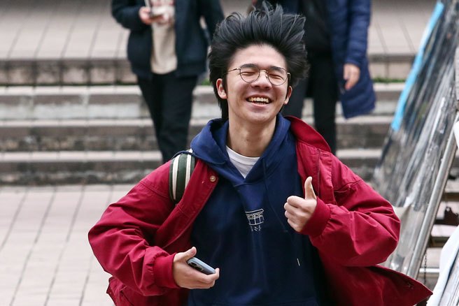 113学年度学科能力测验自20日起至22日连续3天举行，全国共计12万195人报考。22日考完最后一节课后，考生开心地高喊「我考完了！」。（邓博仁摄）