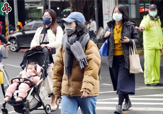 入冬最强寒流报到，气温持续下滑，中央气象署发布低温特报，表示22日至24日寒流影响，各地天气非常寒冷，有10度以下气温发生的机率，民眾出门要特别注意保暖。（陈俊吉摄）