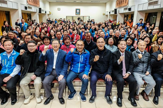 国民党主席朱立伦（右四）和新北市长侯友宜（左四）22日晚到新竹县党部参加总统暨立委选举感恩茶会，与会人士振臂高喊「国民党加油！」（罗浚滨摄）