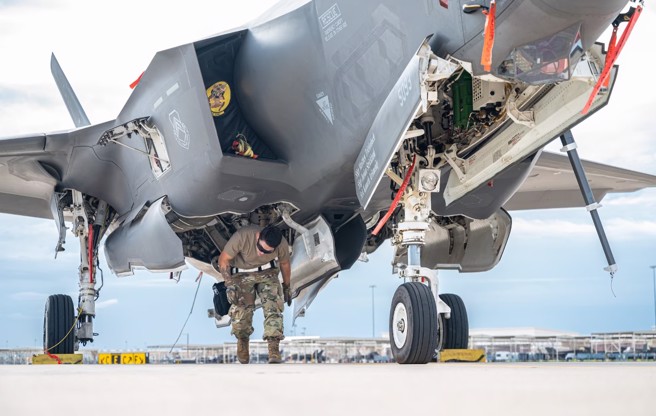 洛马公司为F-35设计「自主后勤资讯系统」（ALIS），可减轻后勤工作。(图/美国空军)