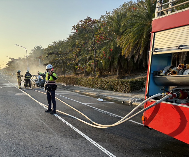 高雄林姓、袁姓夫妻檔與3名幼子，昨晚陳屍位於新興區租屋處，林男一家在20日曾開車自撞，整輛車都被燒毀。（圖／警方提供）