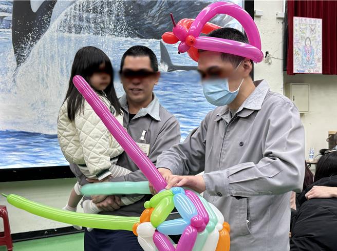 台北监狱今举办「春节面对面恳亲活动」，现场「彩虹技训班」学员手折造型气球给受刑人的孩子。(蔡依珍摄)