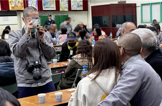 北监也贴心准备拍立得帮每组家庭合影留念。(蔡依珍摄)