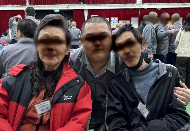 收容人与家属面对面亲情交流，昨现场许多人拥抱、握手叙旧，甚至流下眼泪，场面温馨感人。(蔡依珍摄)