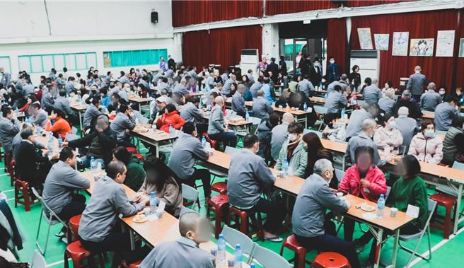 台北监狱今起一连4天举办「春节面对面恳亲活动」，台北监狱22日起1连4天举办春节恳亲，1652位家属不畏寒冬探视826位收容人。(北监提供／蔡依珍桃园传真)