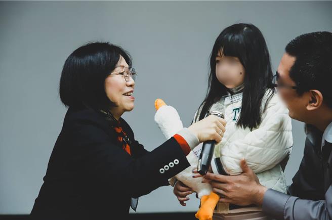 台北监狱今举办「春节面对面恳亲活动」，典狱长叶贞伶希望透过家庭支持及重塑家庭关系，协助收容人在监稳定，继而顺利復归，迎向新生。(北监提供／蔡依珍桃园传真)