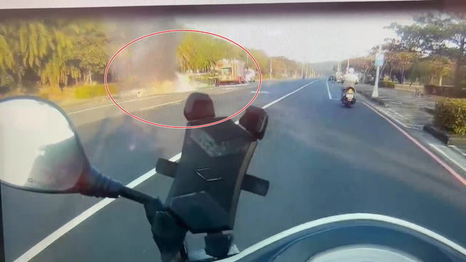 高雄林男一家在20日曾開車自撞，整輛車都被燒毀。（翻攝畫面）