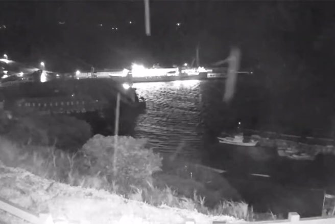 馬祖東引中柱港即時影像所拍到的降雨夾冰霰 。 （影片翻拍）