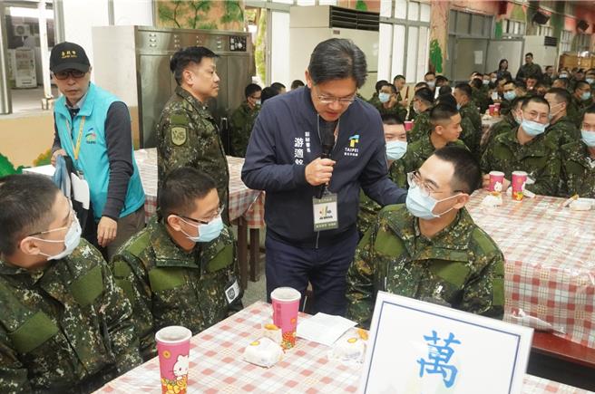 台北市副秘书长游适铭22日在兵役局副局长林春来、北市军人服务站长吴远里的陪同下，代表市长蒋万安前往宜兰地区慰劳国军官兵。（台北市兵役局提供／刘彦宜台北传真）