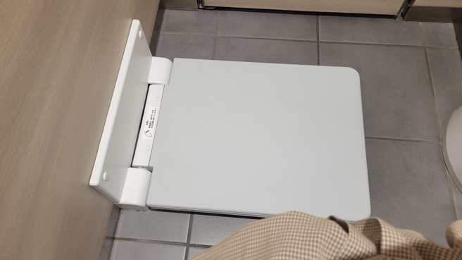 一位女子在公厕发现一个可折迭的大平台，让她不禁好奇背后用途。（翻摄自爆废公社二馆脸书）