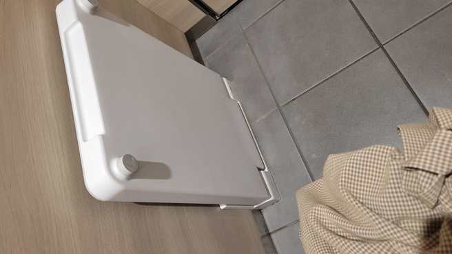 女子发现厕所设置的平台是折迭式，可平放于地面。（翻摄自爆废公社二馆脸书）