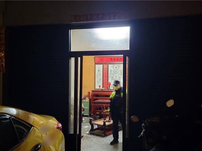 台中市東區晚間發生弟殺兄命案，游姓男子疑因不滿哥哥啃老，雙方爆發衝突，游男憤而持球棒重擊胞兄頭部，導致胞兄送醫搶救不治。（民眾提供／王煌忠台中傳真）