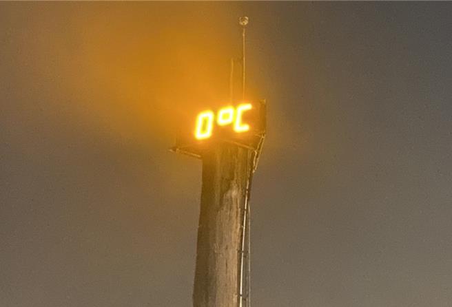 位於宜蘭的太平山國家森林遊樂區，介於海拔365至2000公尺間，今（22日）晚上10時15分下冰霰了，氣溫來到0度。（太平山國家森林遊樂區提供／吳佩蓉宜蘭傳真）