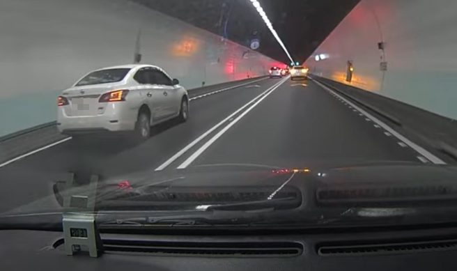 有駕駛日前行駛在雪隧內，發現前方回堵，車輛紛紛減速並打上雙黃燈示警，不料鄰車卻不明原因直直衝，結果撞上了前車。（ 圖／ 翻攝自「WoWtchout-地圖型行車影像分享平台」）