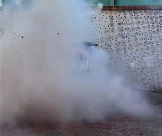 鞭炮点燃后烟雾瀰漫，几乎全部掩盖了电摩托车，坐垫与塑胶材质的车体殻看起来很危险。（图／快科技）