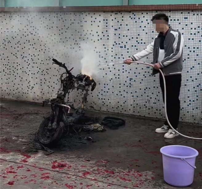 一串鞭炮的时间，把新买的电摩托车烧个精光，浇水都来不及了。（图／快科技）