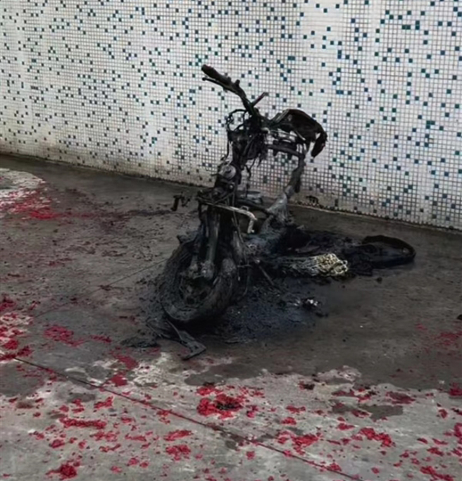 新买的车子下场真惨！地上的鞭炮屑犹如血迹斑斑，很佩服车主还有勇气把照片贴到网路上接受网民评论。（图／快科技）