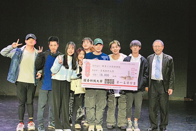 醒吾科大校長陳義文（右）頒獎給冠軍組別4《晨希》，組員以MV翻唱《好想愛這個世界啊》，故事動人唱得又好聽，獲評審一致肯定。圖／醒吾科大提供
