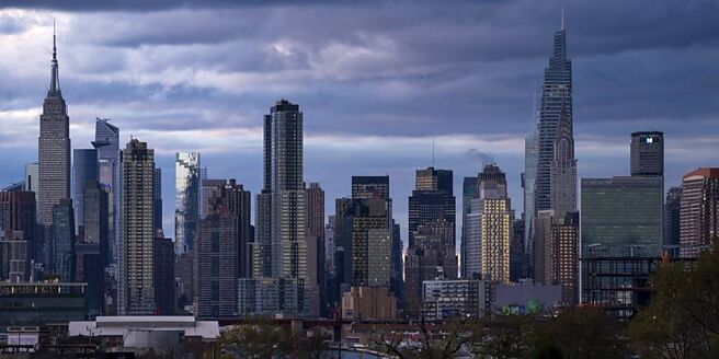 过去三次联准会停止升息后至开始降息期间，美国REITs涨幅均超过15％，今年开红盘后REITs多头格局有望延续。图／美联社