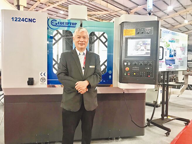 眾程總經理張耿彰與Equiptop ESG-1224TD NC磨床。圖／蔡榮昌