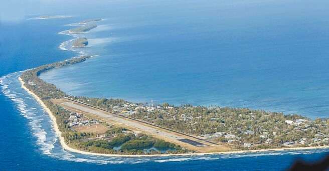 吐瓦鲁面临遭海水淹没危机。（美联社）