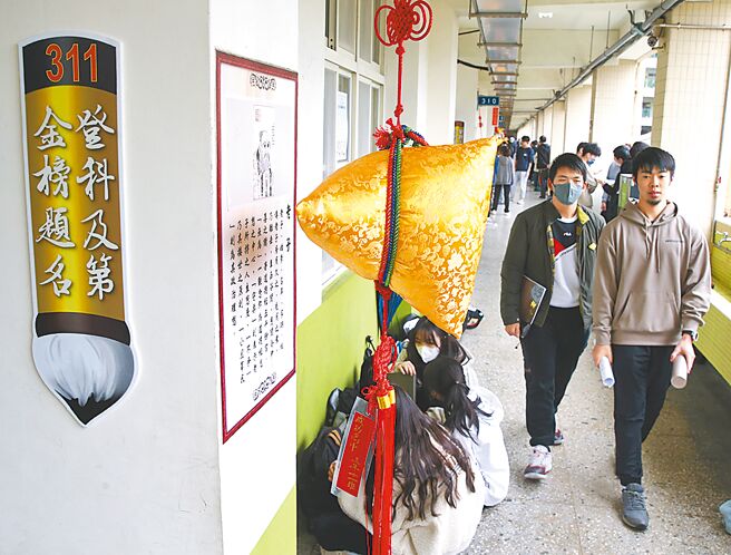大學學測21日邁入第二天，台北市成功高中試場門口掛著該校高三生包中的粽子。（陳君瑋攝）