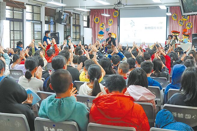 2024新年开始，亚泥于花莲五所国小举办「启发生命影展」，希望让当地孩子拓展生命经验，建立丰富想像力。（亚泥提供／王玉树台北传真）