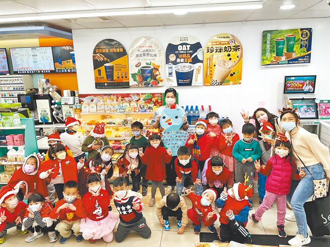 台北市政府推出「幸福保卫站计画」，即日起陷困或飢饿需求助的18岁以下青少年或儿童可到4大超商领取每人约100元的餐食。图为北投幼儿园参访「幸福保卫站计画」合作超商。（台北市教育局提供／蔡佩珈台北传真）