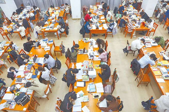 大陸經濟和就業情勢不佳，包括北京大學在內的多所大學，有超過7成的大學畢業生選擇繼續攻讀研究所。圖為南昌大學圖書館，學生們在讀書準備考試。（中新社）