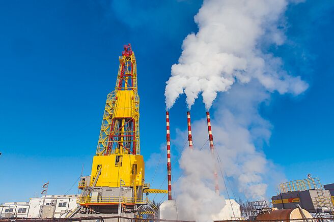 儘管俄羅斯面對美國及西方盟友嚴厲制裁，仍在2023年超越沙烏地阿拉伯，成為中國第一大原油供應國。圖為萬科爾油田的鑽井現場。（新華社）