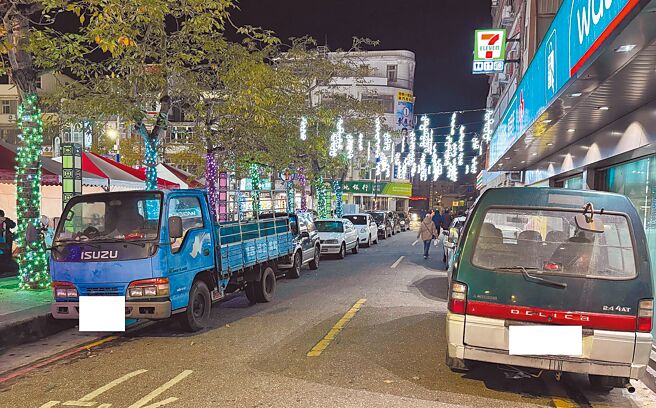 金门县金湖市区街道原就狭隘，民眾购物贪图方便把两侧都停满车辆，窒碍难行，对于未来发展之「金湖亮点计画」，交通问题将是一大隐忧。（于家麒摄）