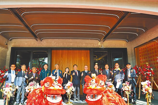 台南市長黃偉哲（右六）21日獲邀出席「綉溪安平」飯店開幕，見證台南又增添新飯店。（台南市政府提供／曹婷婷台南傳真）