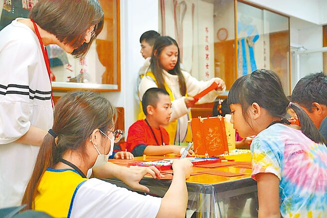 僑光科技大學自2003年起送愛台東縣延平鄉紅葉部落，21日適逢送愛活動20周年，由僑光科大師生帶領紅葉居民、學童動手製作創意燈籠迎新。（讀者提供／蕭嘉蕙台東傳真）