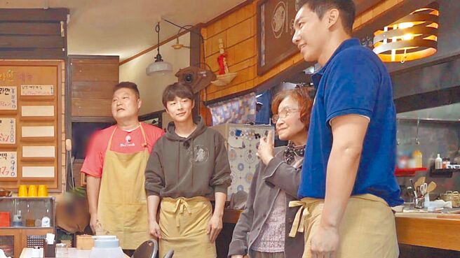 李升基（右）邀请老奶奶合照，让现场变成专属见面会。（中天综合台提供）