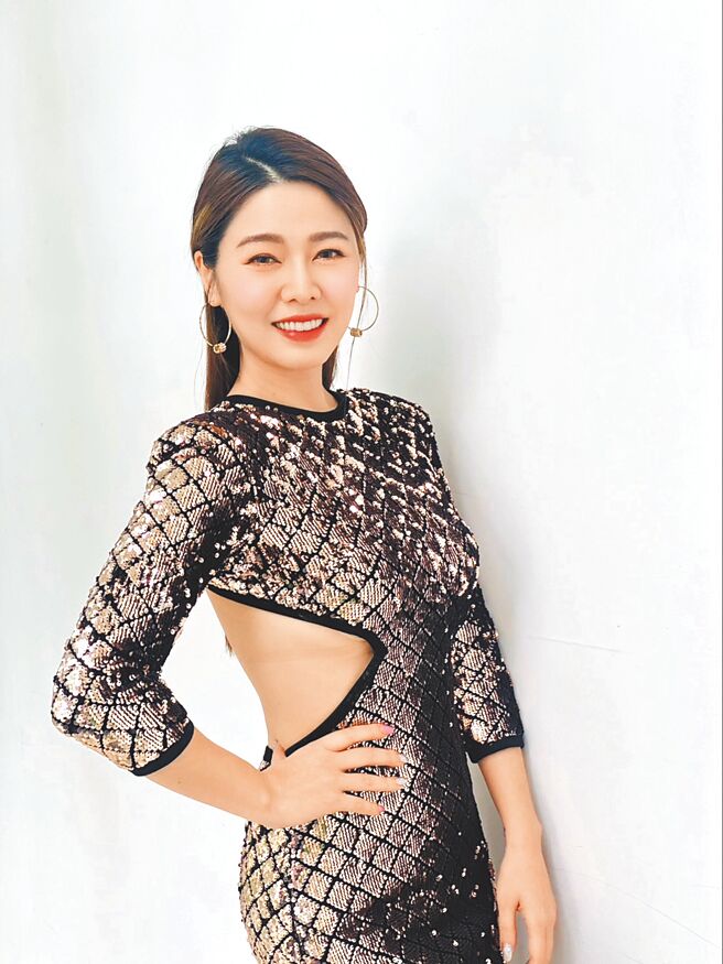 白家綺日前錄製過年特別節目《民視第一發發發》，造型猶如性感金色美人魚。（民視提供）