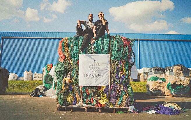 Bracenet的創辦人Benjamin Wenke與Madeleine von Hohenthal，致力回收海上的廢棄漁網再製成手環，為永續時尚盡心力。（ORIS提供）