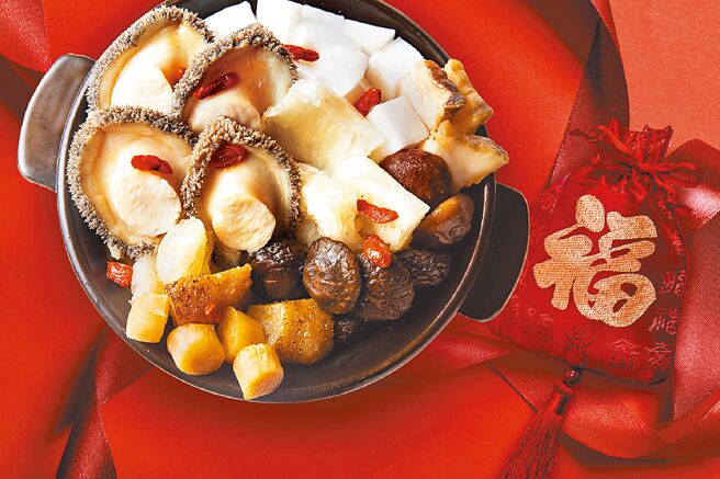 明星商品「頂級花膠鮑魚佛跳牆」是許多饕客每年搶預訂的人氣年菜。（台北萬豪酒店提供）